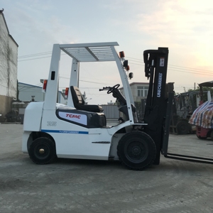 Chariot élévateur diesel d'occasion d'origine japonaise TCM 3 tonnes FD25 avec déplaceur latéral hydraulique et mât à deux étages de haute qualité - Product Image 5