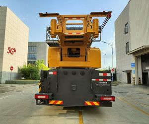 Grue tout-terrain d'occasion de 300 tonnes en excellent état de marche, à vendre, grue sur camion d'occasion 300 tonnes d'origine chinoise XCA300 XCT300 QY300K - Product Image 2