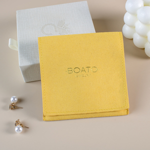 Bolsa de Joyería de Microfibra de Gamuza Rosa Bebé con Solapa y Logotipo Personalizado de Alta Calidad para Empacar Aretes, Collares y Anillos - Product Image 4