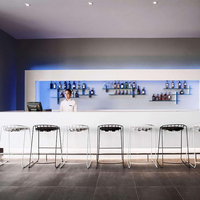 Comptoir de bar en forme de L en surface solide moderne blanche personnalisée pour bar à domicile et restaurant