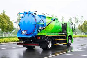 Camión de Succión de Aguas Residuales Isuzu 4x2 de 10000L, Precio de Fábrica, Motor Diésel con Transmisión Manual para Limpieza de Alcantarillado y Succión de Residuos Fecales - Product Image 3
