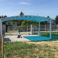 Cochera Metálica de Estructura Resistente e Impermeable para Grandes Espacios Exteriores