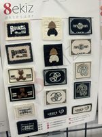 Étiquettes en papier tissé personnalisées avec des designs et des tailles sur mesure pour vêtements, chaussures et accessoires