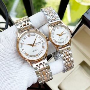 Ensemble de montres à quartz pour couple, bracelet en acier inoxydable argenté, cadran blanc avec affichage de la date et du jour, pour un usage quotidien, Omegaes - Product Image 2