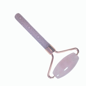 Rodillo Facial de Cuarzo Rosa para el Cuidado de la Piel, Diseño Botánico con Acabado Brillante - Product Image 5