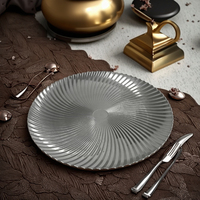 Assiettes de présentation en plastique PP durables et réutilisables de 13 pouces avec un design moderne en verre doré de luxe, transparentes, sûres et personnalisables pour les mariages