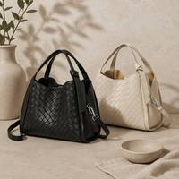 Tas Kulit Anyaman Buatan Pabrik Khusus dengan Pegangan Ikat, Panel Samping Hitam Halus, Tali Lepas Pasang, Tas Bucket Minimalis Wanita