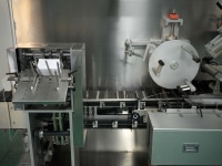 Máquina de Envasado de Botellas con Accionamiento Sincrónico, Mesa de Acumulación y Unidad Expulsora para Botellas de Plástico