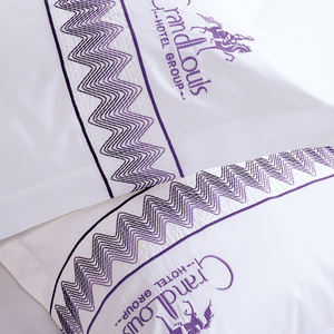 कढ़ाई डिजाइन के साथ लक्जरी होटल तकिया - Product Image 2