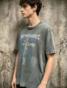 Camiseta Gótica Oversize para Hombre, Manga Corta, Cuello Redondo, Algodón Jersey, Estampado Frontal con Logo, Estilo Desgastado - Product Image 4