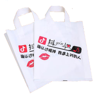 Sac de courses personnalisé en plastique HDPE avec poignée, pochette autoportante résistante à l'humidité pour l'emballage de chaussures et de vêtements