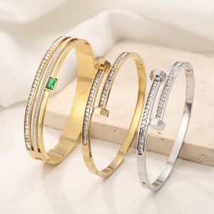 Bracelet manchette classique HR personnalisé pour femme, en acier inoxydable plaqué or 18 carats, étanche, ouvrable, avec zircone cubique, cadeau - Product Image 1