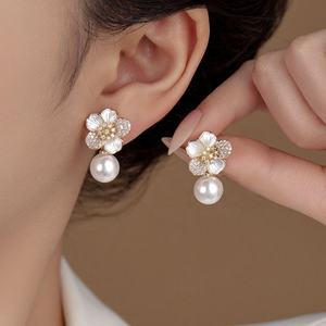 Pendientes de Botón de Lujo para Mujer, Estilo Dulce con Circonita y Perla, Diseño Floral Estilo Bosque, Versátiles y Elegantes - Product Image 2