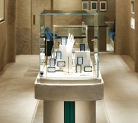 Vitrine à bijoux autoportante en verre trempé à texture rugueuse de luxe moderne avec éclairage LED, marque GZowin, haute qualité pour les bijouteries