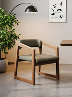 Fauteuil de salle à manger moderne en bois massif avec assise rembourrée en cuir PU et dossier incurvé |   Conception ergonomique pour une utilisation à la maison et à l'hôtel