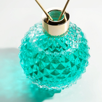 Bouteille de parfum en verre ronde de luxe personnalisée de 50ml bouteille de parfum unique à motif convexe concave en fond de montagne avec couvercle en marbre