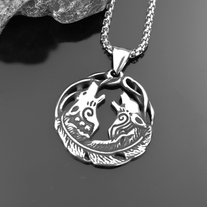 Yunnique – collier avec pendentif double tête de loup en acier inoxydable pour hommes, design asymétrique, bijoux cadeau - Product Image 4