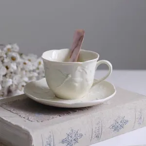 Taza de café vintage europea y platillo en relieve, cerámica blanca lechosa, juego de tazas de té, vajilla romántica de libélula floral para postre