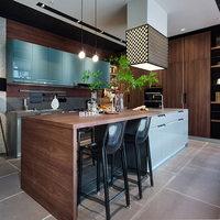 Ensemble d'armoires de cuisine contemporaines bicolores, placage de noyer + armoires supérieures laquées grises