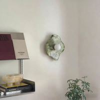 Applique murale en marbre vert naturel de forme irrégulière avec ampoule globe en verre pour chambre à coucher de luxe, éclairage d'intérieur