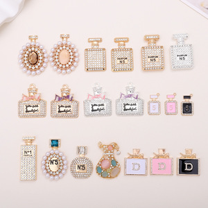 DIY Großhandel Zubehör Maßgeschneiderte Dekoration Luxuriöses Bling-Design Markendesigner Legierung Parfümflaschen Diamant Perle Legierung Charms - Product Image 1