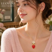 LUOYUNE Pendentifs fraise en émail rouge mignons, plaqués or 18 carats, avec zircon pavé, breloques fruitées délicates, bijoux d'été, cadeau pour femmes et filles