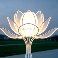 Sculpture lumineuse géante en forme de lotus à structure creuse (acier inoxydable + alliage d'aluminium + abat-jour en acrylique givré + LED RGB)