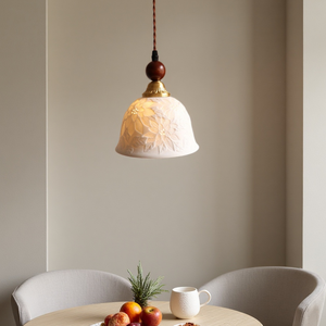 Lampe suspendue moderne en céramique sculptée à motif floral <span class=keywords><strong>avec</strong></span> accents en bois, idéale pour les coins repas de chalet, les chambres d'hôtes et les chambres à coucher. - Product Image 1