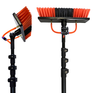 Brosse de nettoyage de panneaux solaires Qiyun avec distributeur de savon, perche télescopique en aluminium alimentée en eau - Product Image 1
