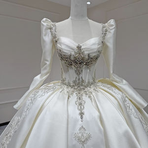 Vestido de Novia Xx61 Moderno con Apliques de Cristal Color Marfil Brillante, Vestido de Baile con Escote Corazón y Cola de Capilla - Product Image 2