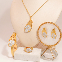 Ensemble de bijoux en acier inoxydable plaqué or, personnalisé, classique, avec strass, pour femmes, idéal pour les cadeaux de vacances, vente en gros à Guangzhou