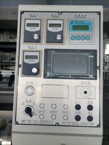 Machine de rembobinage automatique de films avec fonction de pelage et de découpe de film de laminage pour rouleaux d'étiquettes de films d'emballage souples - Product Image 2