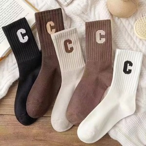 Chaussettes de sport montantes pour femme, personnalisées en gros, pour l'automne et l'<span class=keywords><strong>hiver</strong></span>, avec lettres brodées, motif uni style universitaire, grande lettre C - Product Image 5
