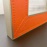 Armoire de luxe moderne au design minimaliste avec poignée en J, cadre en similicuir PU et porte en cuir pour dressing et chambre à coucher