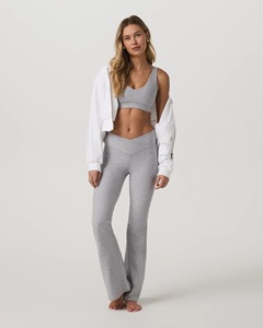 Ensemble de yoga recyclé deux pièces : Crop top col en V profond respirant et leggings évasés taille haute en coton élasthanne de couleur unie - Product Image 2