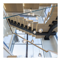 Escalier droit moderne en acier et bois pour intérieur, avec garde-corps en verre, design écologique et durable, montage facile, personnalisable pour villa et appartement