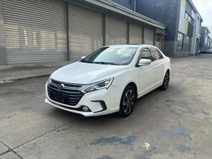 BYD Qin <span class=keywords><strong>DM</strong></span> 2015 1.5T Dual Crown Flagship Edition Híbrido Sedán EV PHEV Usado, Fabricado en China - Product Image 2