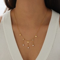 Collier ras du cou pour femme, style luxe léger, polyvalent, avec chaîne plaquée or, perles et pendentif étoile à cinq branches