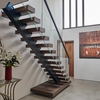 Escalier en tube carré métallique sur mesure pour projet résidentiel intérieur, avec poutres métalliques