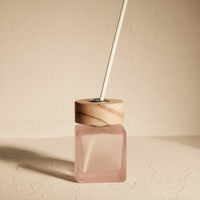 Bouteille diffuseur à roseaux en verre rose mat carré avec couvercle en bois biseauté, logo personnalisé, conteneur d'arôme vide, vente en gros OEM en vrac