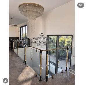 Balustre en laiton de luxe avec rampe en verre, idéal pour les projets d'intérieur ou d'hôtels. - Product Image 4