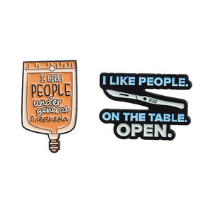 漫画風医療テーマの面白い言葉入り医師看護師ギフト手術用ナイフピン - Product Image 1