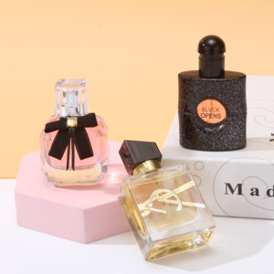Set di 3 Miniature di Profumo in Confezione Regalo Nera con Collana di Perle Dorate Iconica per le Festività Lunga Durata - Product Image 2