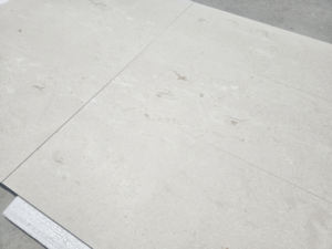 Carreaux en pierre calcaire beige personnalisables de haute qualité 1,2x50x100cm Finition brossée Pierres naturelles fossiles Extérieurs Villas Fabriqués en Turquie - Product Image 5