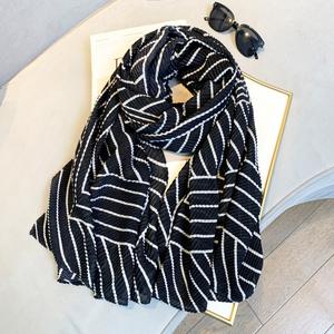 Vendita all'Ingrosso di Nuovi Scialli Versatili e alla Moda, Sottili Sciarpe Plissettate da <span class=keywords><strong>Donna</strong></span> con Stampa a Righe Bianche e Nere, Hijab - Product Image 3