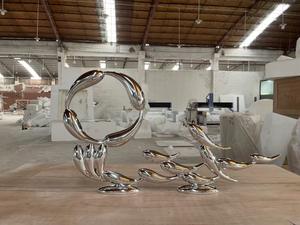 Sculpture d'anneaux abstraits en forme de banc de poissons en acier inoxydable 304/316 poli miroir, de qualité supérieure, pour hall d'hôtel de luxe moderne et espace commercial - Product Image 6