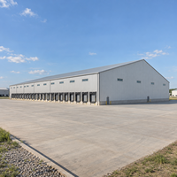 Entrepôt préfabriqué en structure métallique à grande portée, atelier métallique, bâtiment de stockage industriel, logistique, multiples baies de chargement