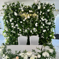 Panel de Fondo Verde y Floral MoKtong con Combinación de Rosas de Seda y Boj Artificial para Decoración de Escenarios y Salones de Eventos