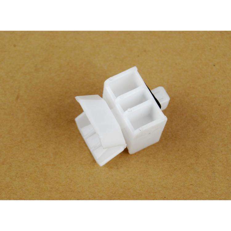 より目 Isuzu NPR 4HK1 Front Panel Side Clip 8980213001 - OEM Spare Part