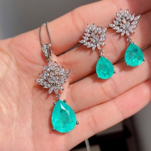 Venta al por mayor de fábrica: Pendientes de circonita roja de 14-12 mm con forma de labios, chapados en oro, de aleación de cobre ecológica, joyería de moda para bodas. - Product Image 1